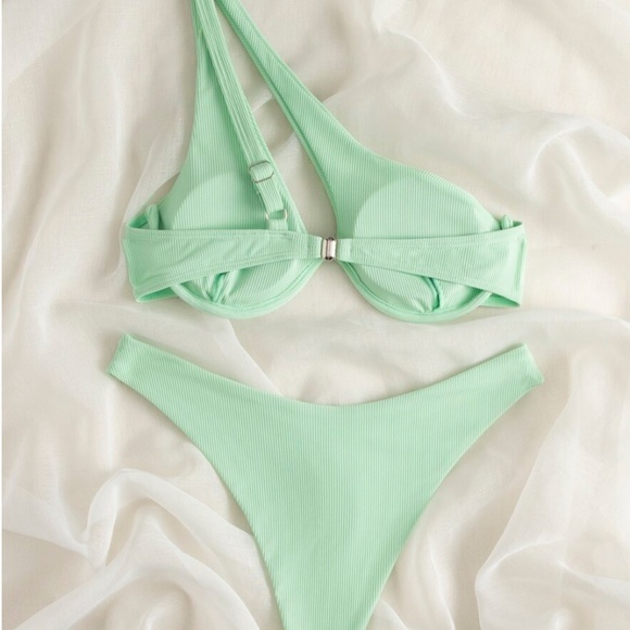 Bikini - Picture 2 of 2